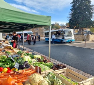 Une vue du marché de Dissay montrant un étal de fruits et légumes