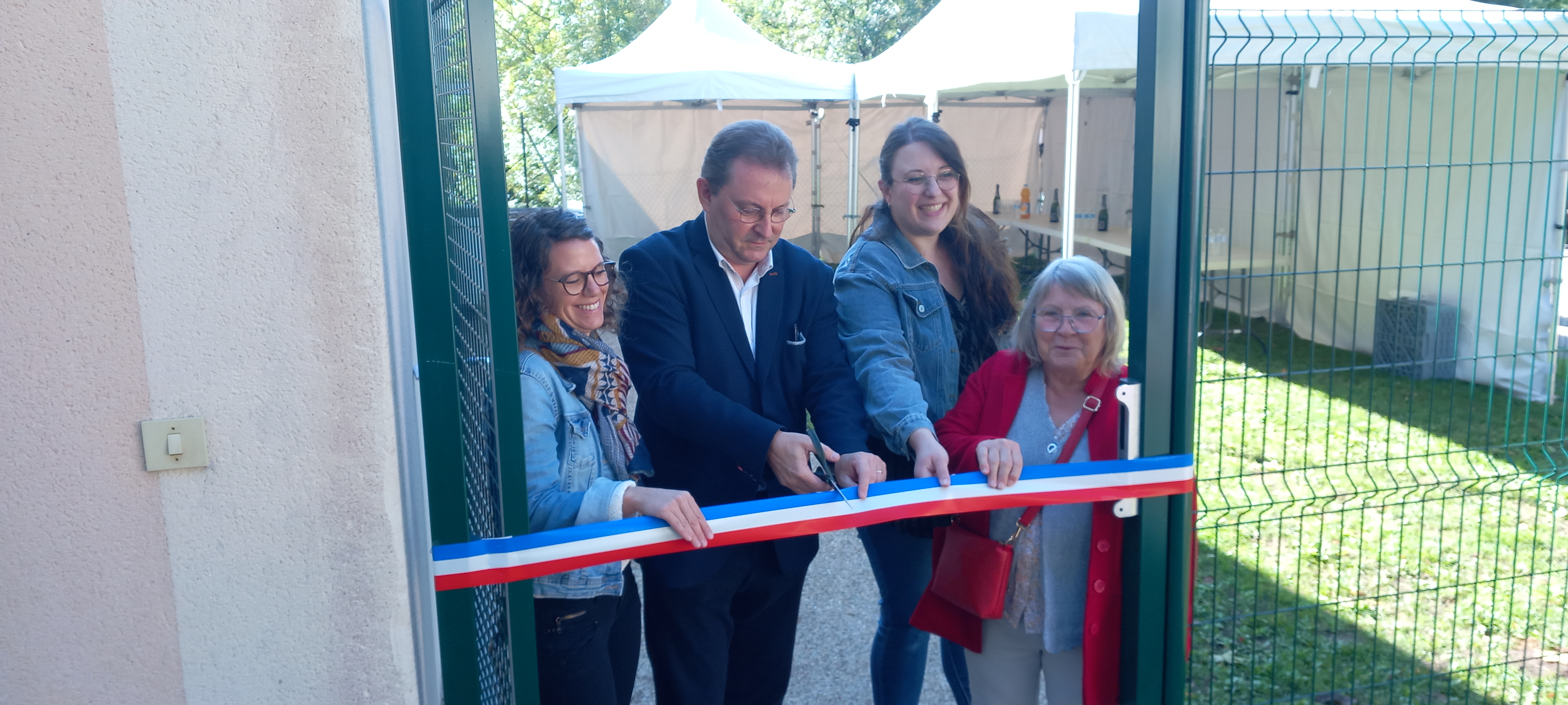 Le maire de Dissay, l'adjointe à l'éducation et les deux assistantes maternelles de la MAM lors de l'inauguration au coupage du ruban tricolore