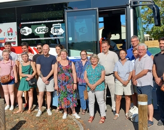 Nouveaux habitants de Dissay devant le car qui servira à la visite de la commune en septembre 2023