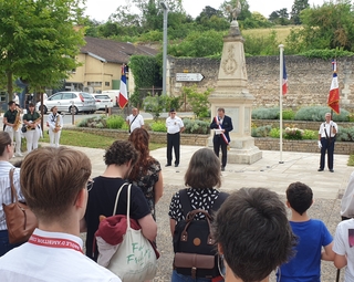 Vue des officiels et du public lors de la cérémonie du 14 juillet 2024