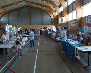 Vue des stands des associations et du public lors du forum des associations de Dissay en septembre 2023