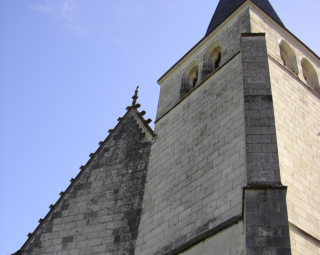 Vue de porche et du clocher de l'église de Dissay