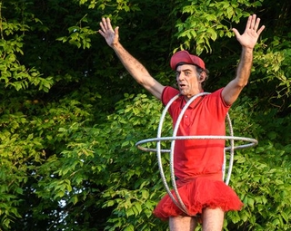 Vue de l'artiste en culotte courte en équilibre sur un ballon