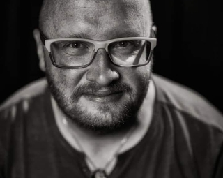 Portrait en noir et blanc de Guillaume Audru