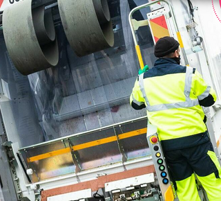 Camion de ramassage de déchets et un éboueur