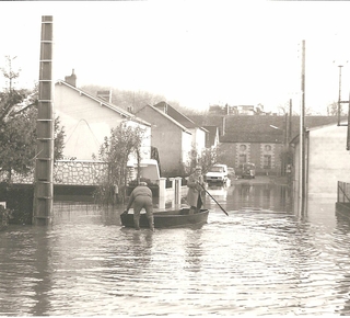 Vue de la rue du Parc à Dissay lors de la crue du Clain, le 22 décembre 1982