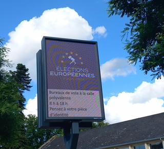 Vue du panneau lumineus de Dissay contenant l'annonce des élections européennes