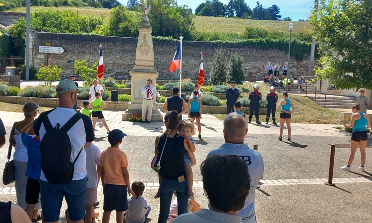 Photo prise le 14 juillet 2023 au monument aux morts de Dissay. On y voit le maire de la commune, les représentants des forces de l'ordre et de sécurité ainsi que des mucisiens de la Banda et des twirleuses.