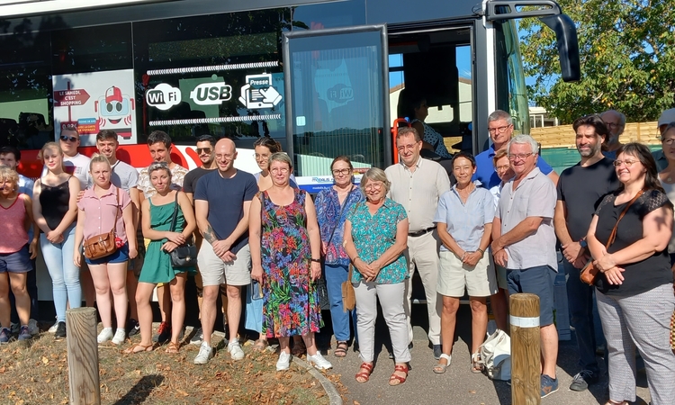 Nouveaux habitants de Dissay devant le car qui servira à la visite de la commune en septembre 2023