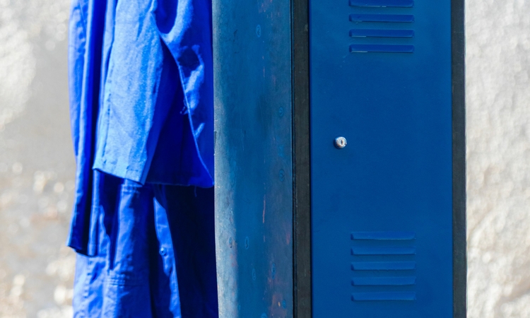 Visuel du spectacle : armoire metallique et bleu de travail