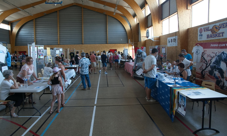 Vue des stands des associations et du public lors du forum des associations de Dissay en septembre 2023