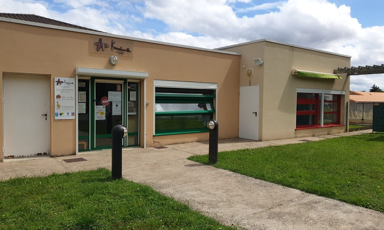 Photo de la facade du multi accueil, crèche Karabouille, à Dissay