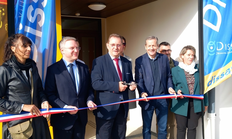 Photo des officiels au moment de couper le ruban tricolore lors de l'inauguration des nouveaux vestiaires du complexe sportif à Dissay le 12 octobre 2024