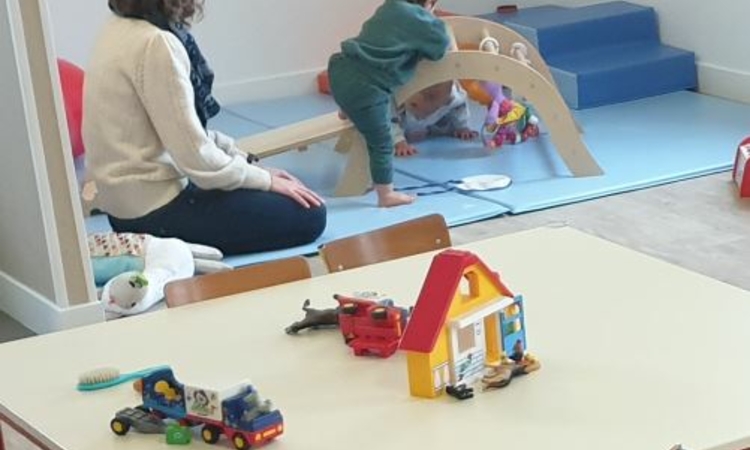 Une assistante maternelle et un bébé de la MAM