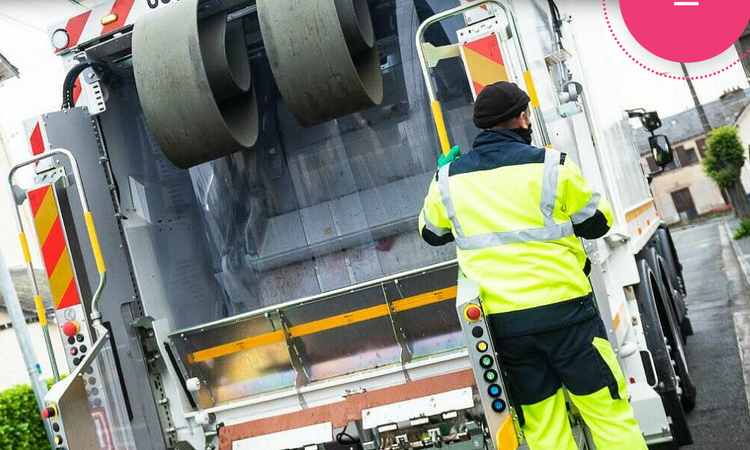 Camion de ramassage de déchets et un éboueur