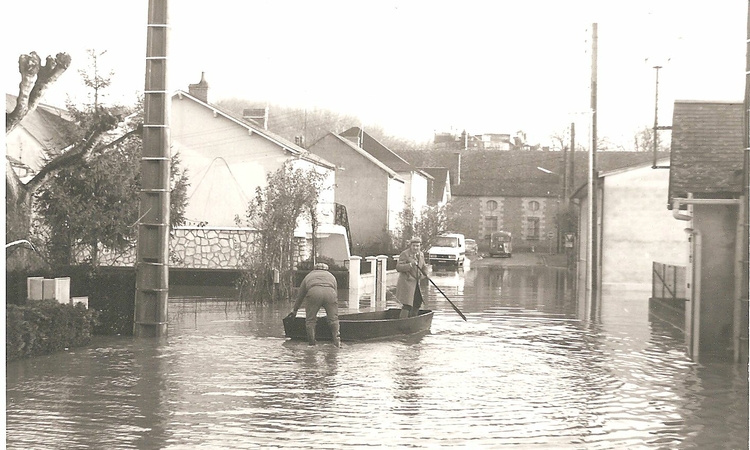 Vue de la rue du Parc à Dissay lors de la crue du Clain, le 22 décembre 1982