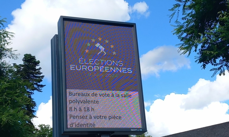 Vue du panneau lumineus de Dissay contenant l'annonce des élections européennes