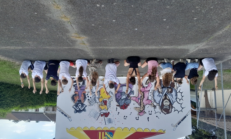 Jeunes assis devant la fresque d'animaux en tenue de sport